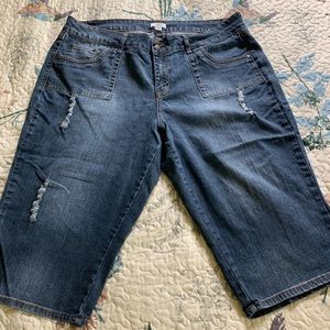 Cato 22W distressed jean capris